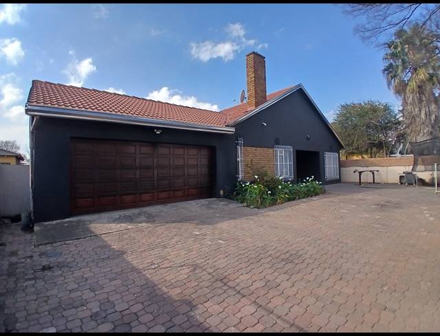 3 BEDROOM HOUSE FOR SALE IN LEONDALE